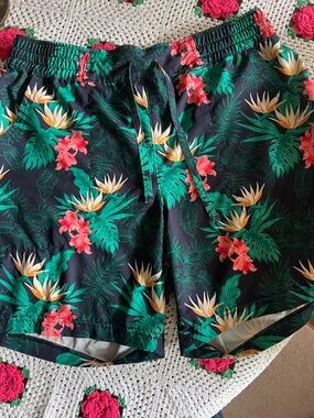 Ladies duluth trading floral Bermuda type shorts size medium worn one time
